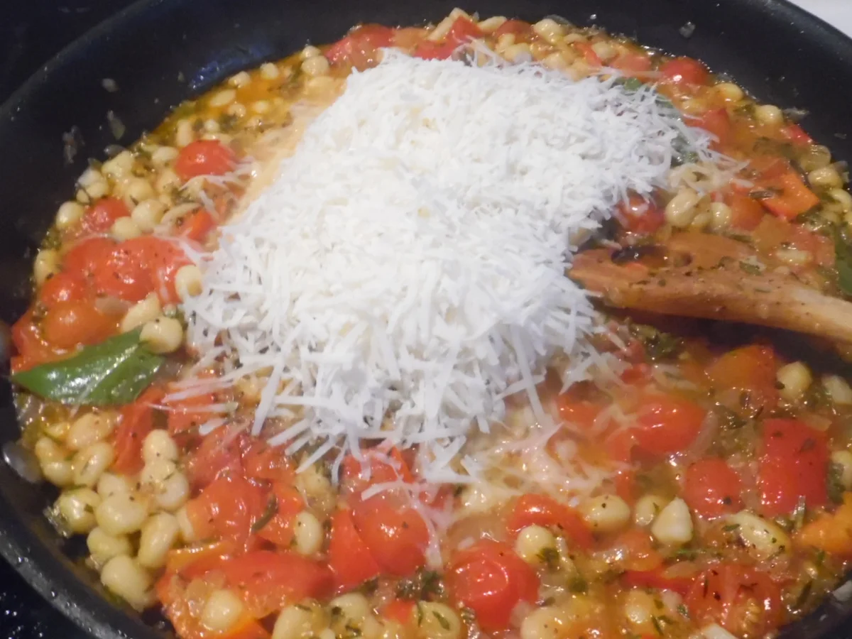 Fregola Sarda in Tomaten-Paprika-Gemüse mit Salbei-Hähnchen - Rezept - Bild Nr. 475