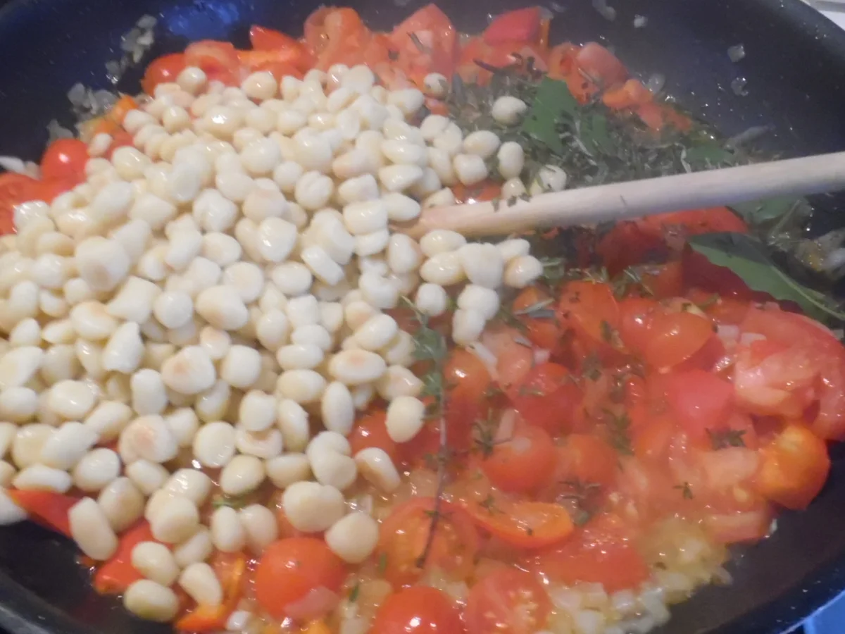 Fregola Sarda in Tomaten-Paprika-Gemüse mit Salbei-Hähnchen - Rezept - Bild Nr. 476