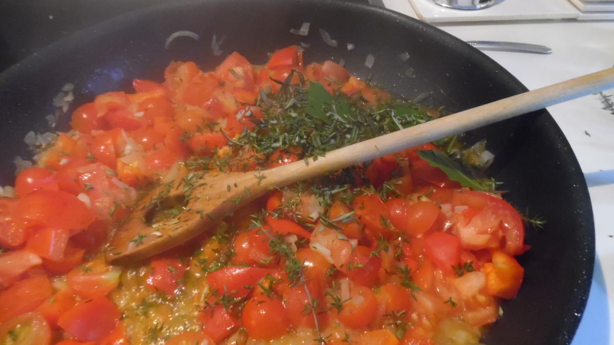 Fregola Sarda in Tomaten-Paprika-Gemüse mit Salbei-Hähnchen - Rezept - Bild Nr. 477