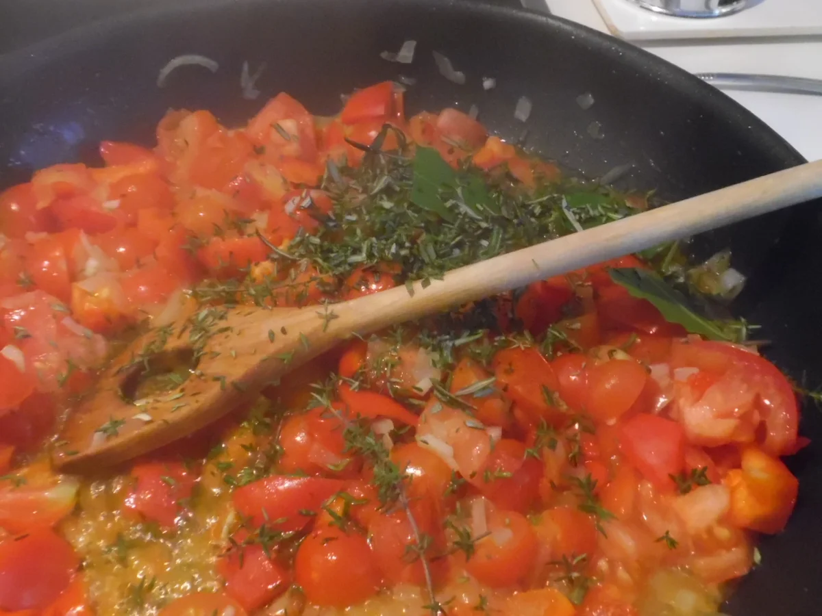 Fregola Sarda in Tomaten-Paprika-Gemüse mit Salbei-Hähnchen - Rezept - Bild Nr. 477