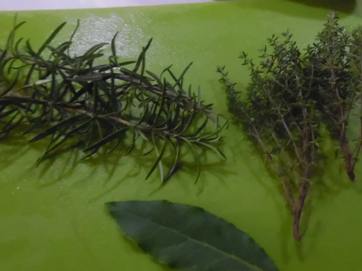 Fregola Sarda in Tomaten-Paprika-Gemüse mit Salbei-Hähnchen - Rezept - Bild Nr. 478