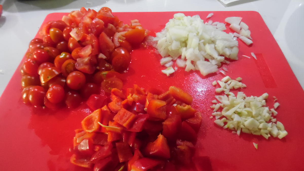 Fregola Sarda in Tomaten-Paprika-Gemüse mit Salbei-Hähnchen - Rezept - Bild Nr. 480