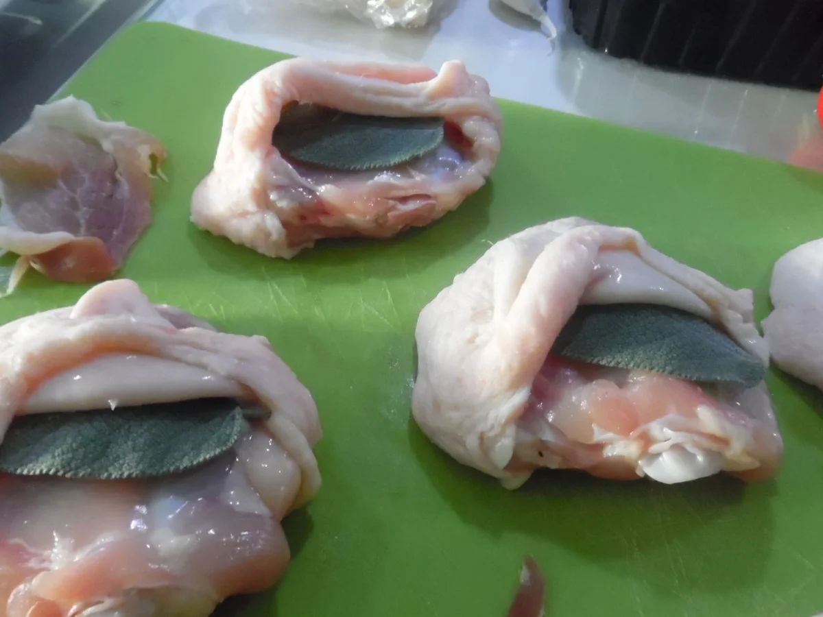 Fregola Sarda in Tomaten-Paprika-Gemüse mit Salbei-Hähnchen - Rezept - Bild Nr. 485