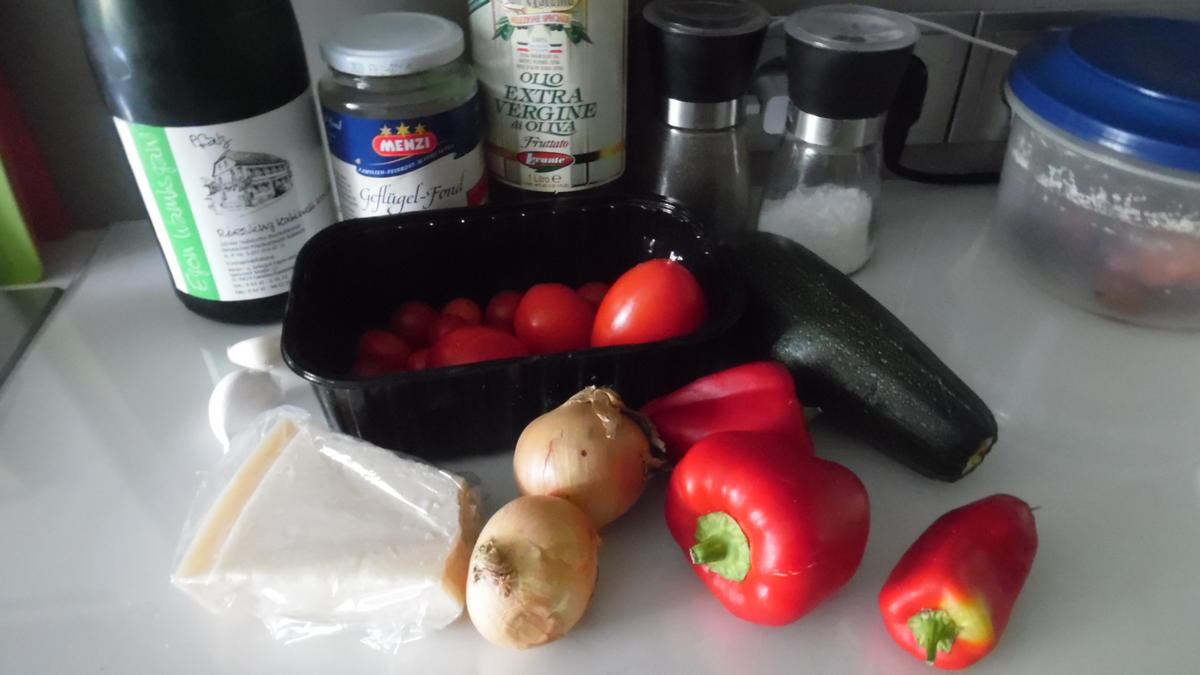 Fregola Sarda in Tomaten-Paprika-Gemüse mit Salbei-Hähnchen - Rezept - Bild Nr. 486