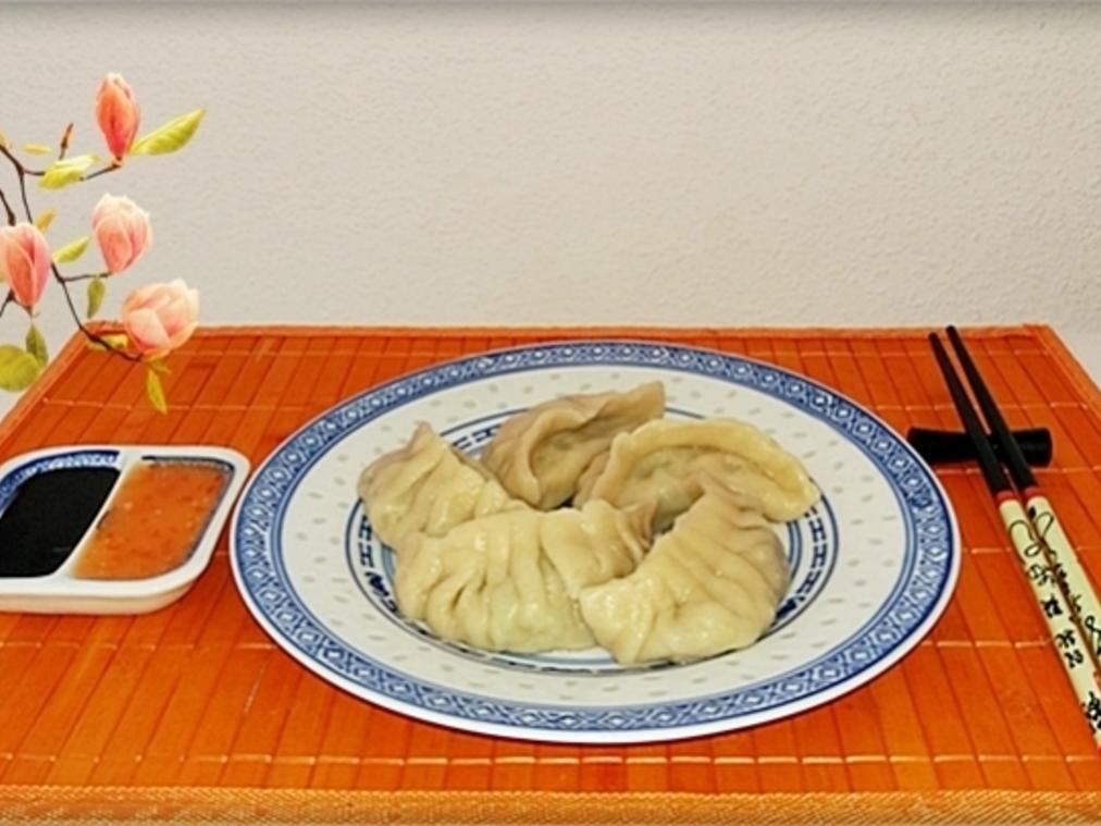 Chinesische Schnittlauch Dumplings mit selbstgemachter Thai Chilisauce ...