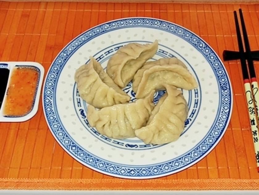 Chinesische Schnittlauch Dumplings mit selbstgemachter Thai Chilisauce ...