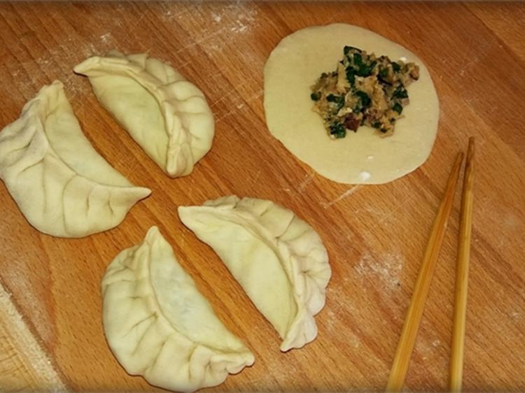 Chinesische Schnittlauch Dumplings mit selbstgemachter Thai Chilisauce ...