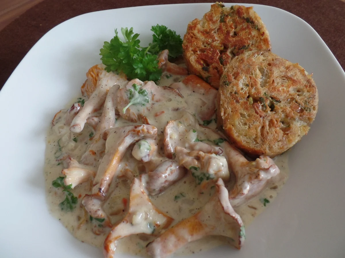 Serviettenknödel gebraten mit Pfifferlingen in Sahnesauce - Rezept - Bild Nr. 517