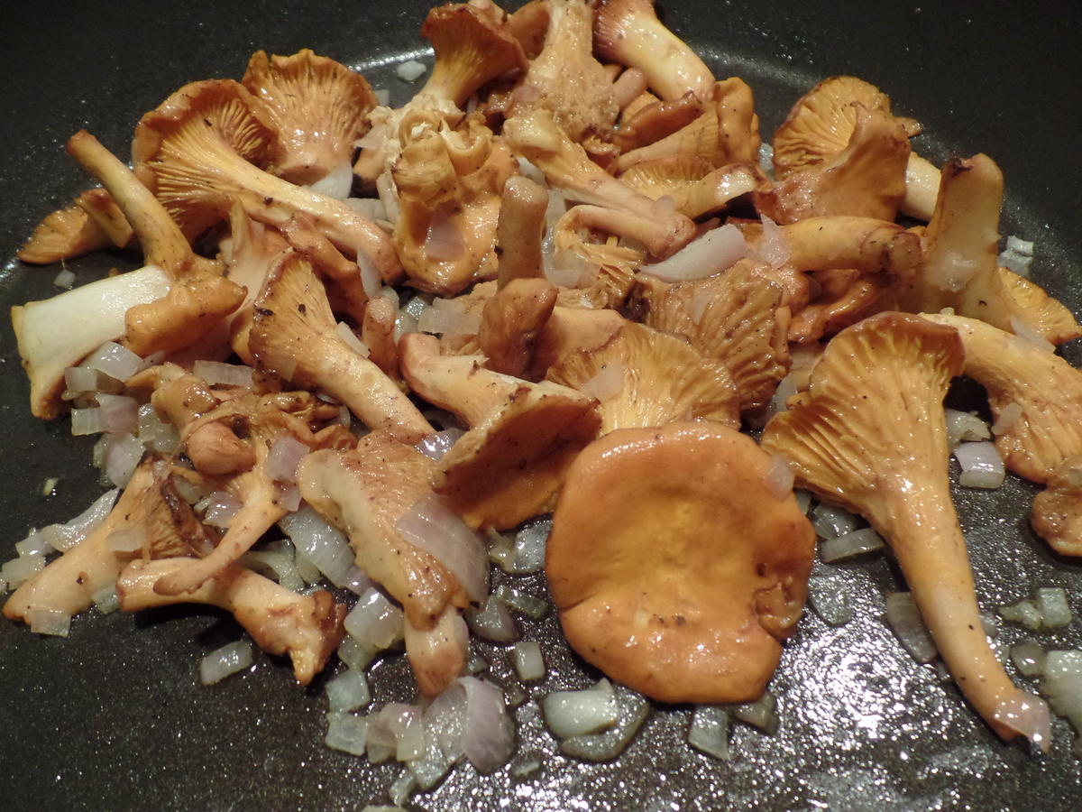 Serviettenknödel gebraten mit Pfifferlingen in Sahnesauce - einfach ...