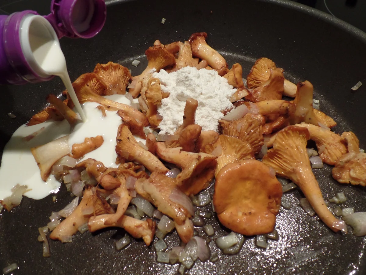 Serviettenknödel gebraten mit Pfifferlingen in Sahnesauce - Rezept - Bild Nr. 528