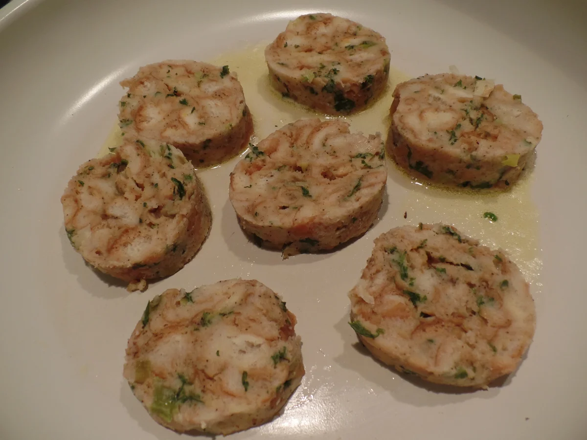 Serviettenknödel gebraten mit Pfifferlingen in Sahnesauce - Rezept - Bild Nr. 531