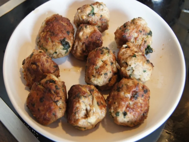 Hackfleisch-Bällchen in Paprika-Tomatengemüse mit Basmati-Mandelreis - Rezept - Bild Nr. 537