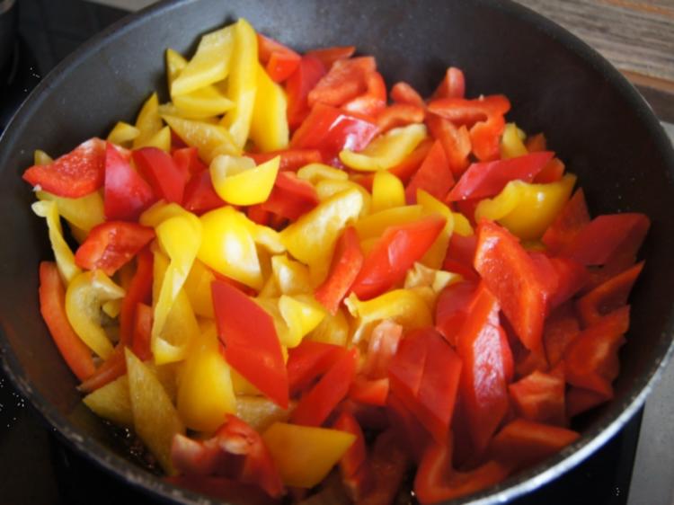 Hackfleisch-Bällchen in Paprika-Tomatengemüse mit Basmati-Mandelreis ...