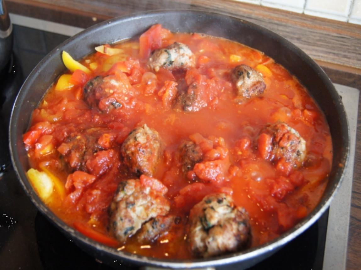 Hackfleisch-Bällchen in Paprika-Tomatengemüse mit Basmati-Mandelreis ...