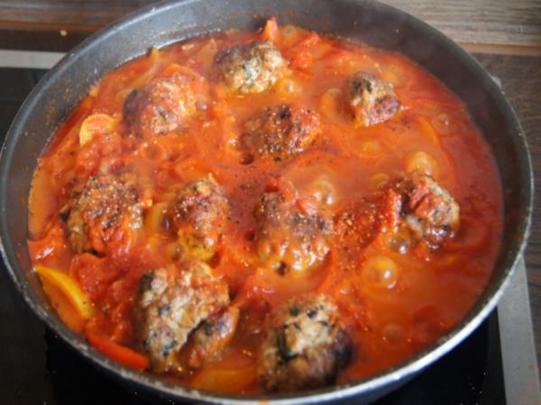 Hackfleisch-Bällchen in Paprika-Tomatengemüse mit Basmati-Mandelreis ...