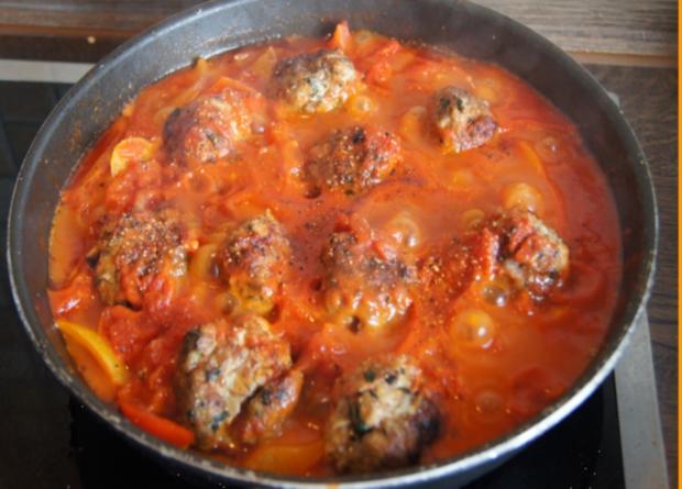 Hackfleisch-Bällchen in Paprika-Tomatengemüse mit Basmati-Mandelreis ...