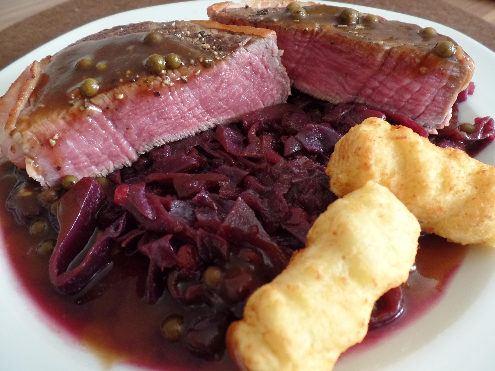 Bilder für Rinderfilet mit selbstgemachtem Rotkohl und Pfeffersauce - Rezept