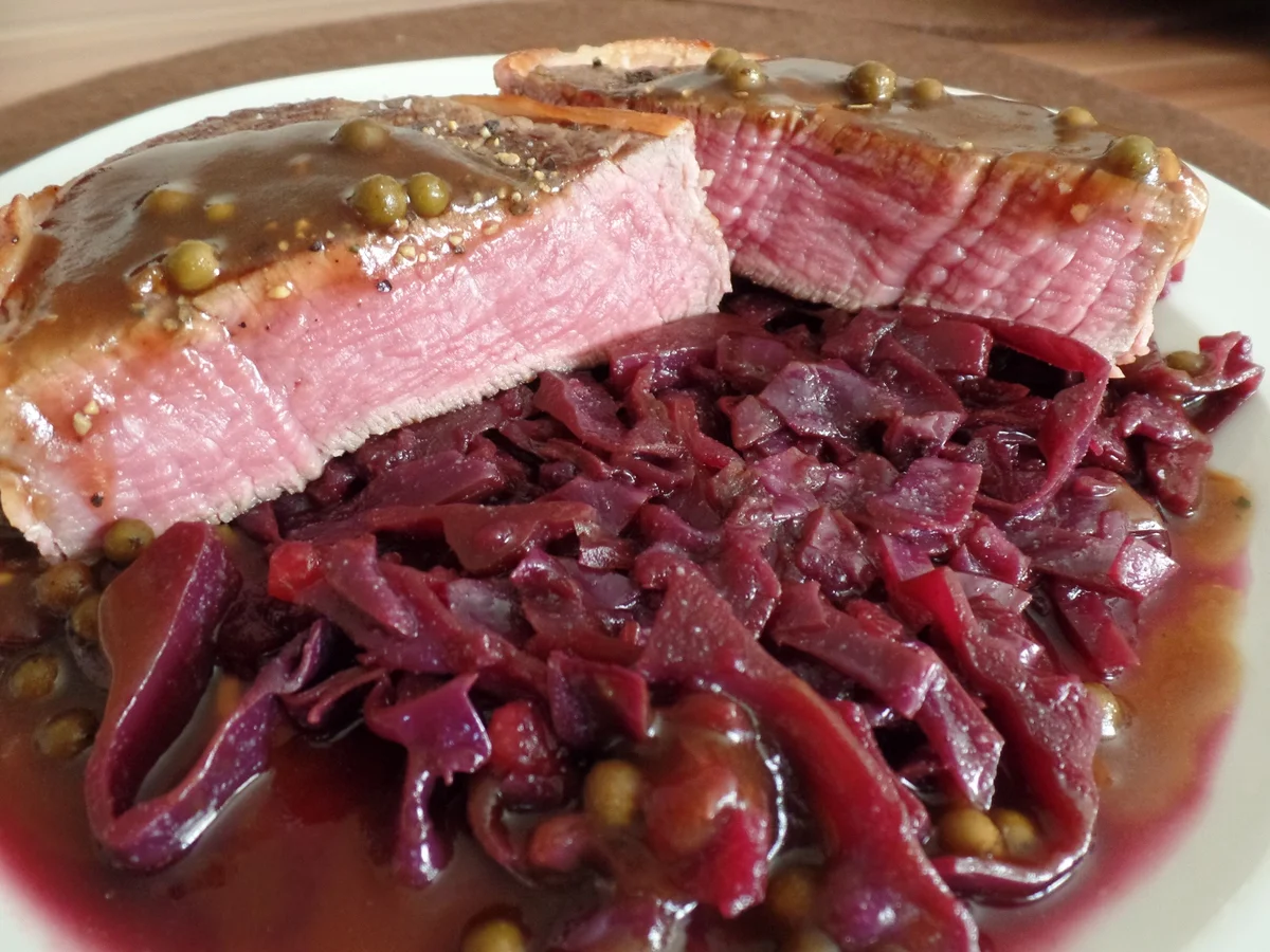 Rinderfilet mit selbstgemachtem Rotkohl und Pfeffersauce - Rezept - Bild Nr. 533