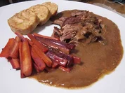 Frischlingskeule an Quitten-Gewürzsoße, dazu Serviettenknödel und Wurzelgemüse - Rezept