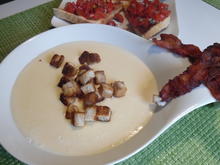 Käsesuppe mit Zimt-Croutons und Bacon-Chips - Rezept
