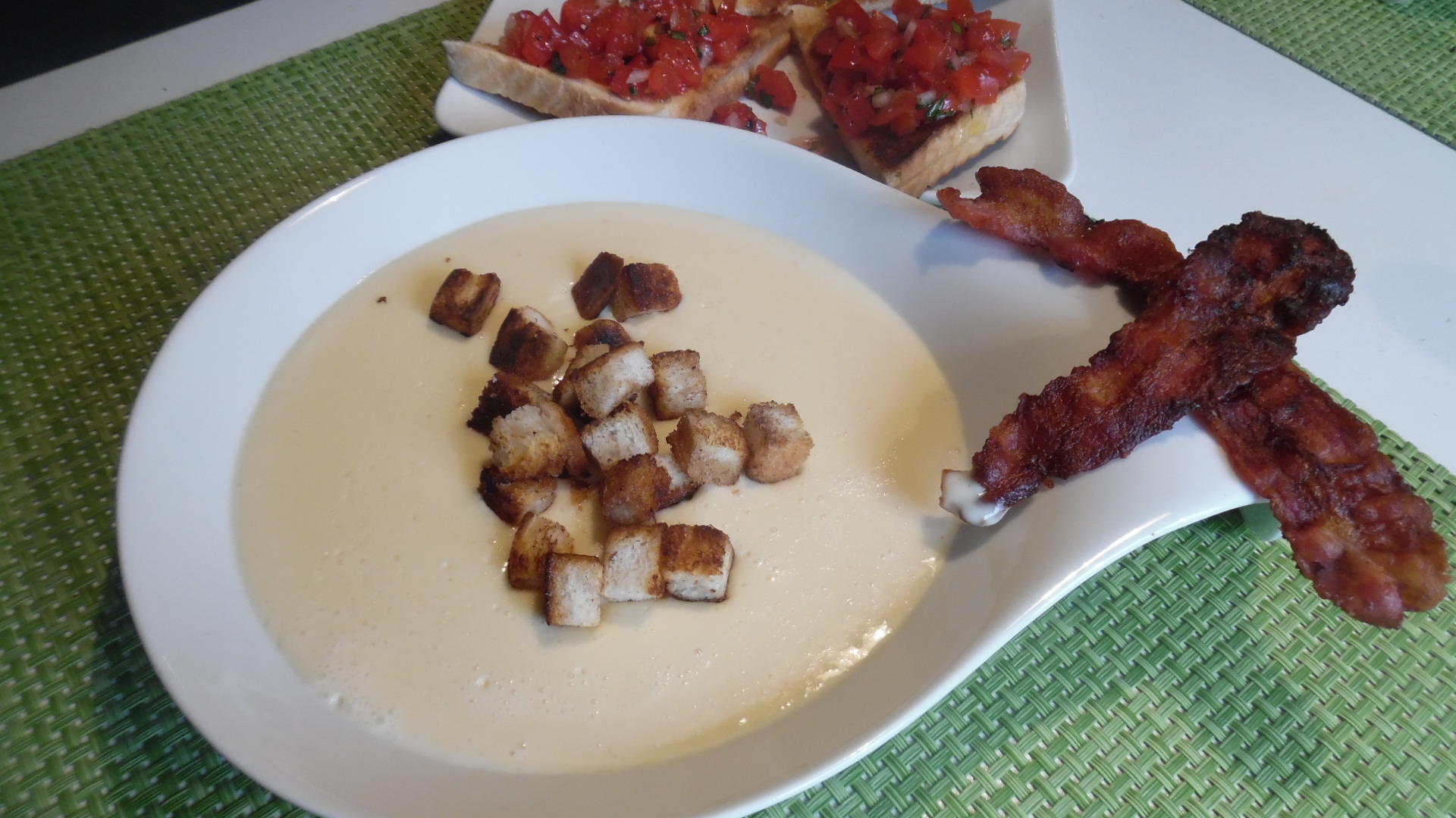 Bilder für Käsesuppe mit Zimt-Croutons und Bacon-Chips - Rezept