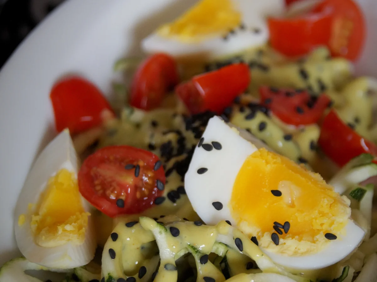 Rezept: Zucchini-Nudeln mit Ziegenkäse-Avocado-Soße Zucchini-Nudeln mit Ziegenkäse-Avocado-Soße - Rezept