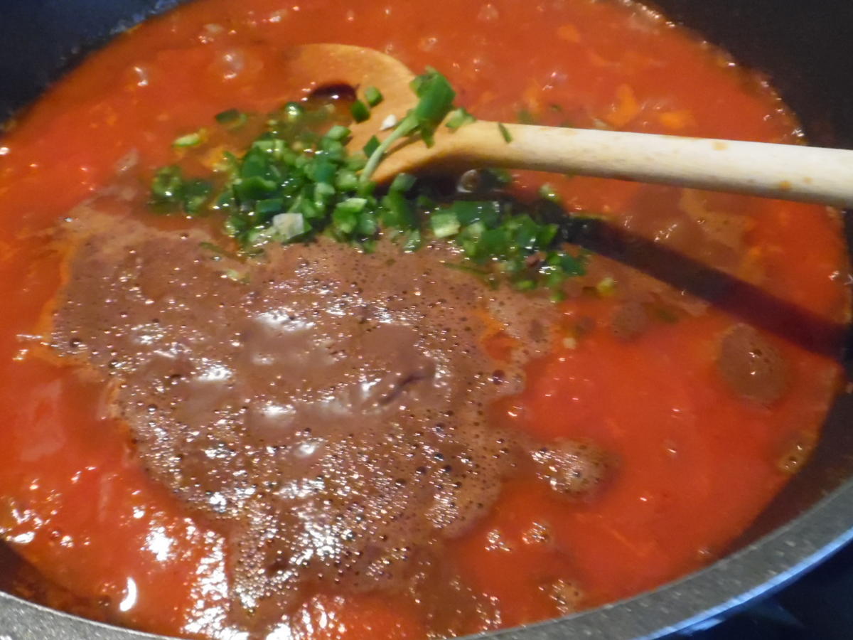 Mexikanisches Hühnchen in scharfer Schoko Chili Sauce Mole - einfach ...