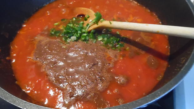 Mexikanisches Hühnchen in scharfer Schoko-Chili-Sauce (Mole) - Rezept ...