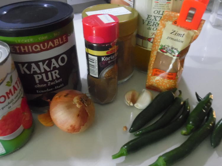 Mexikanisches Hühnchen in scharfer Schoko Chili Sauce Mole - einfach ...