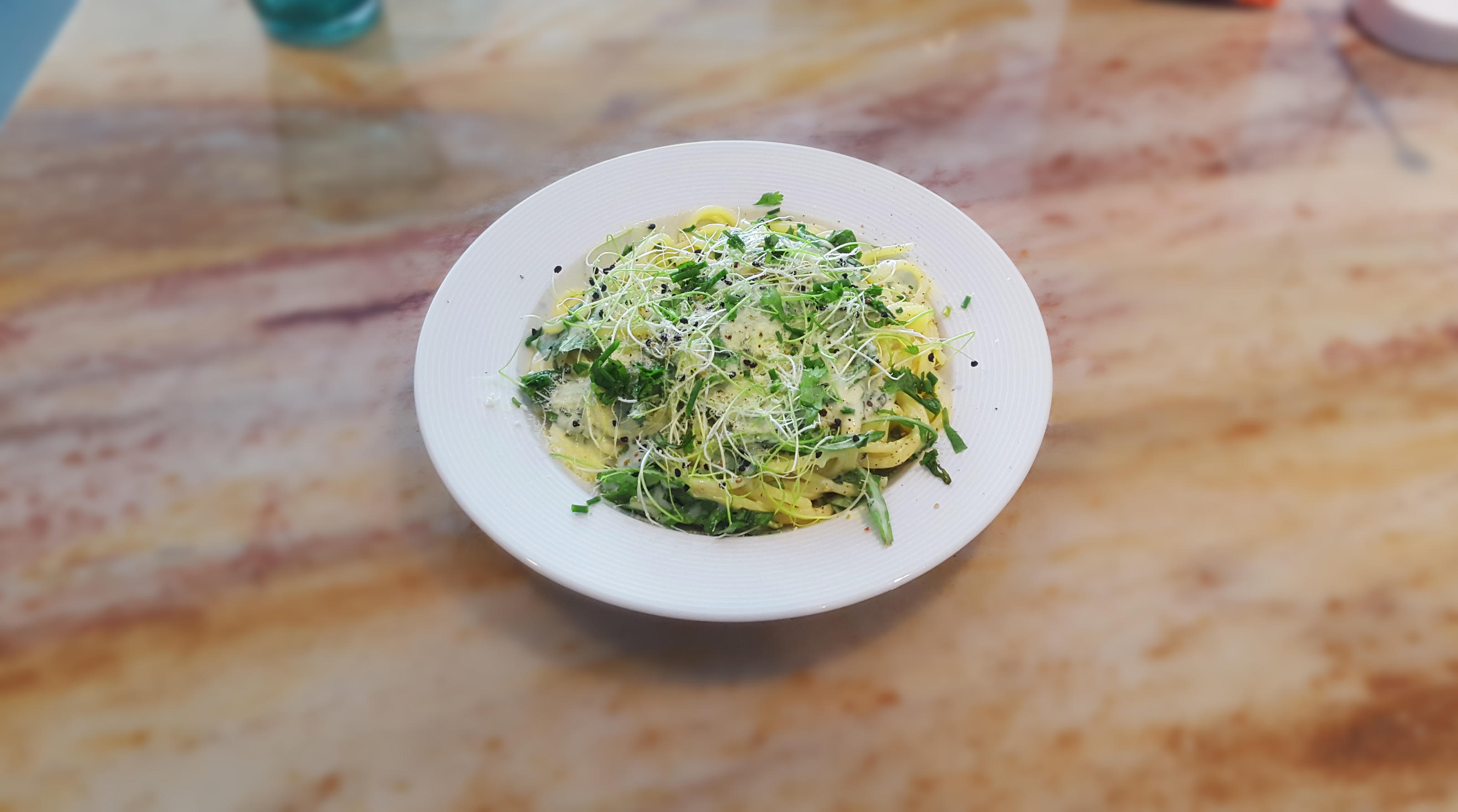 Bilder für Spaghetti mit Kräuter-Rahm Sauce - Rezept