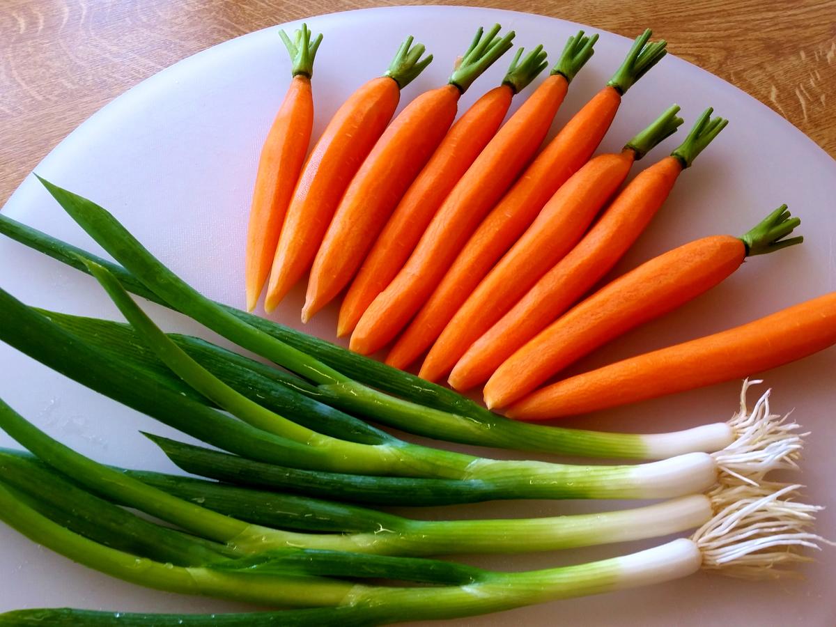 Zarte Karotten mit jungen Lauchzwiebeln - Rezept - Bild Nr. 565
