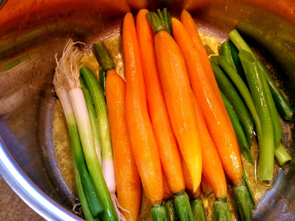 Zarte Karotten mit jungen Lauchzwiebeln - Rezept - Bild Nr. 568