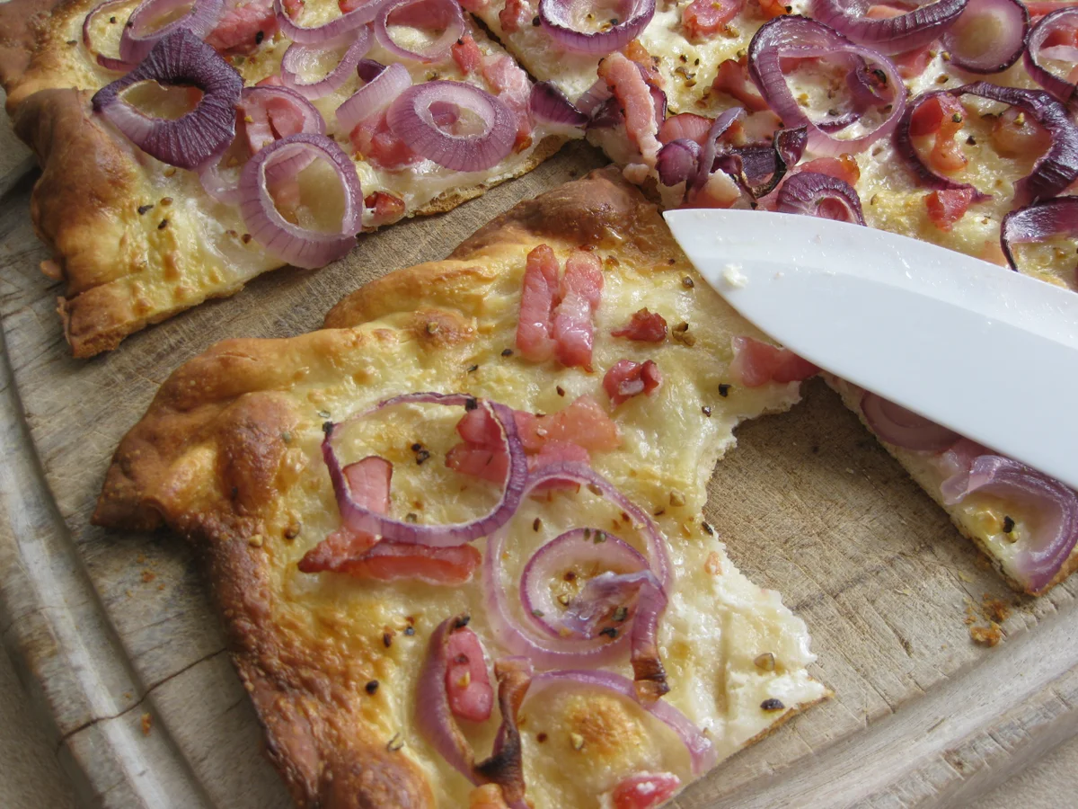 Flammkuchen mit Speck und Zwiebeln - Rezept - Bild Nr. 568
