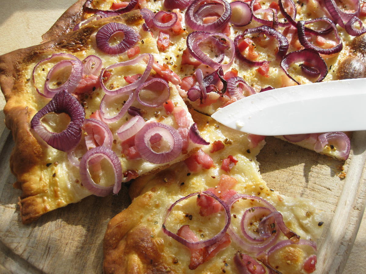 Flammkuchen mit Speck und Zwiebeln - Rezept - Bild Nr. 569