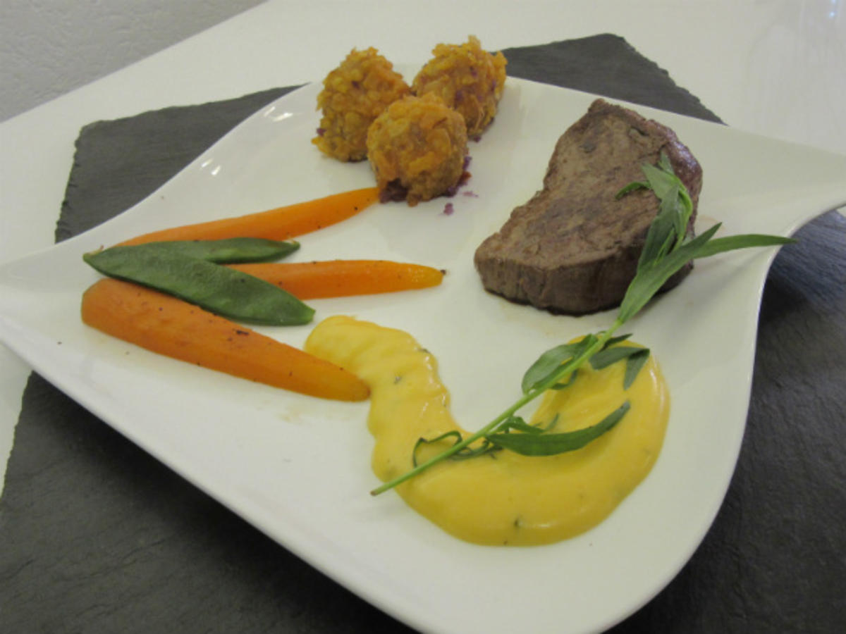 Bilder für Rinderfilet an Sauce Bearnaise mit Kartoffelbällchen und Zuckerschoten - Rezept