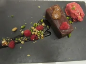 Schokonougatkuchen mit Himbeer-Sorbet und gecrashten Nussvariationen - Rezept