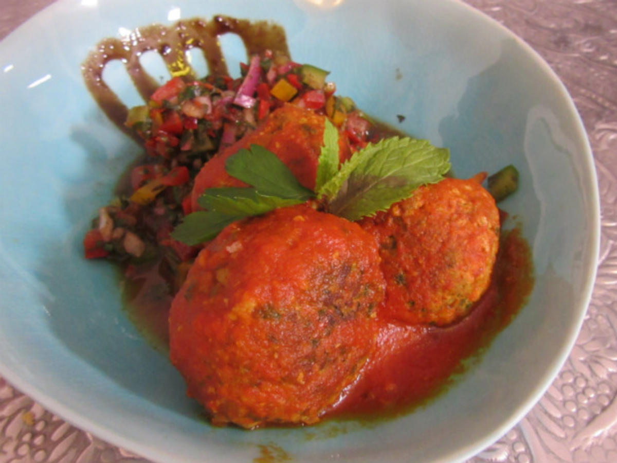 Orientalische Lamm- und Rinderbällchen in Tomatensud an Paprika-Minz-Salat - Rezept