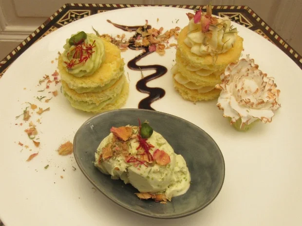 Rezept: Safran Törtchen mit Rosencreme dazu Pistazien-Honig-Eis mit Orangenblütenwasser Safran Törtchen mit Rosencreme dazu Pistazien-Honig-Eis mit Orangenblütenwasser - Rezept