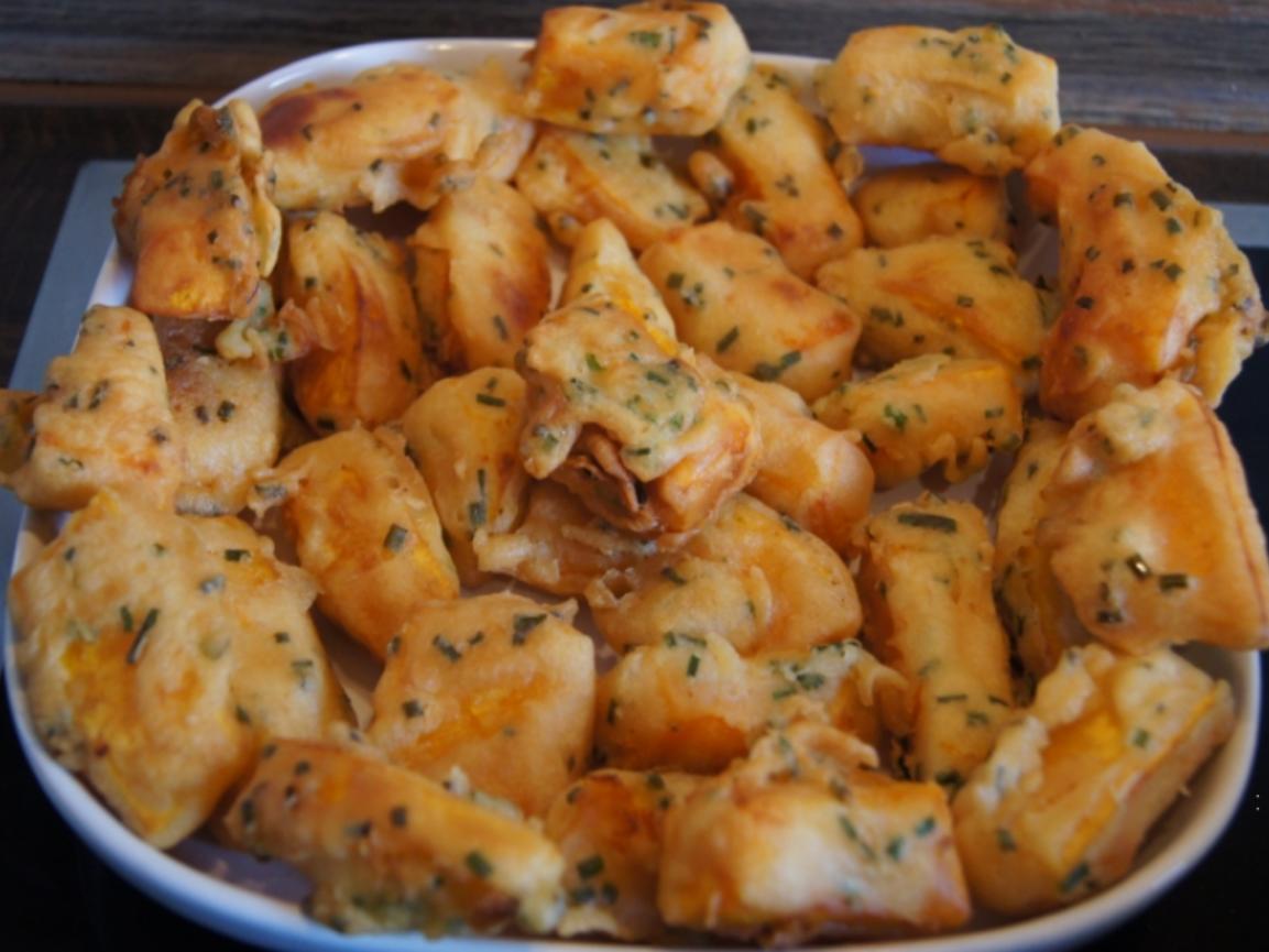 Frittierte Kürbisspalten im Schnittlauch-Bierteig mit Meerrettich-Dipp ... Frittierte Kürbisspalten im Schnittlauch-Bierteig mit Meerrettich-Dipp ...