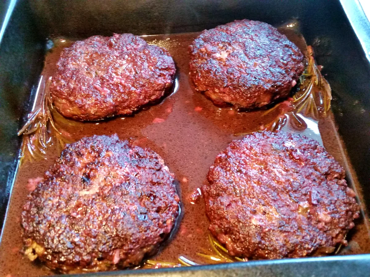 Hacksteaks - in Pfeffer-Rotwein-Soße - Rezept - Bild Nr. 600