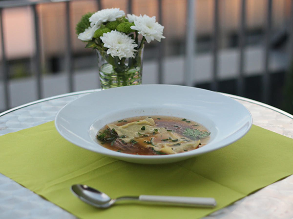 Schwäbische Maultaschensuppe - Rezept mit Bild - kochbar.de