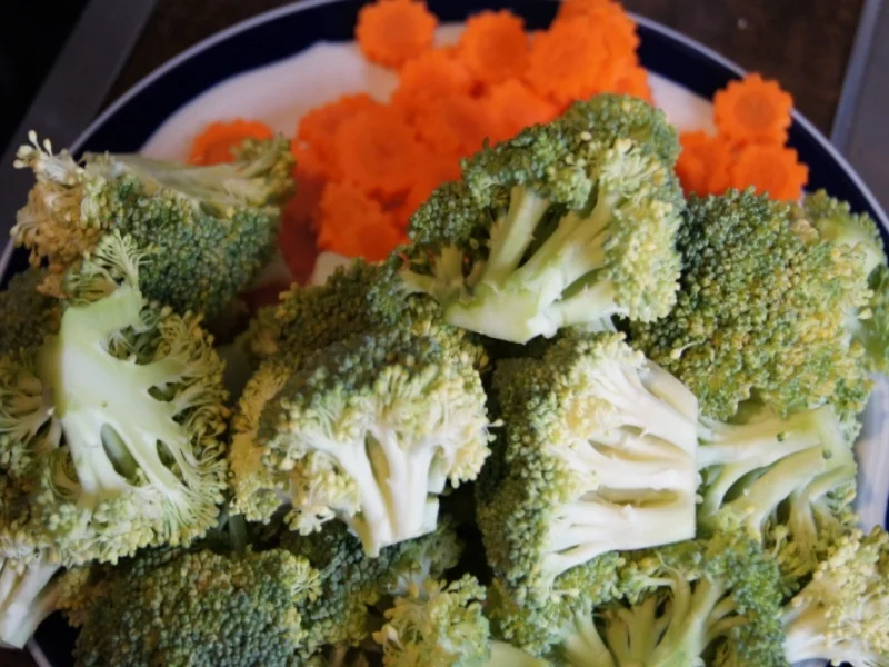 Brägenwurst mit Möhren-Brokkoli-Gemüse und Kartoffelpilzen - Rezept - Bild Nr. 606
