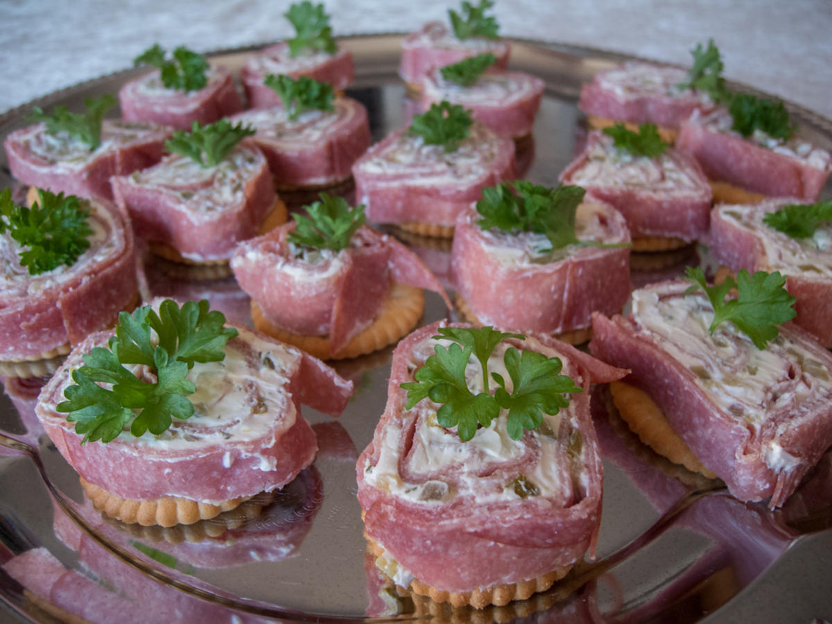 Foxys Snackbar: Salamiröllchen auf Crackern - Rezept By Lady-Foxy