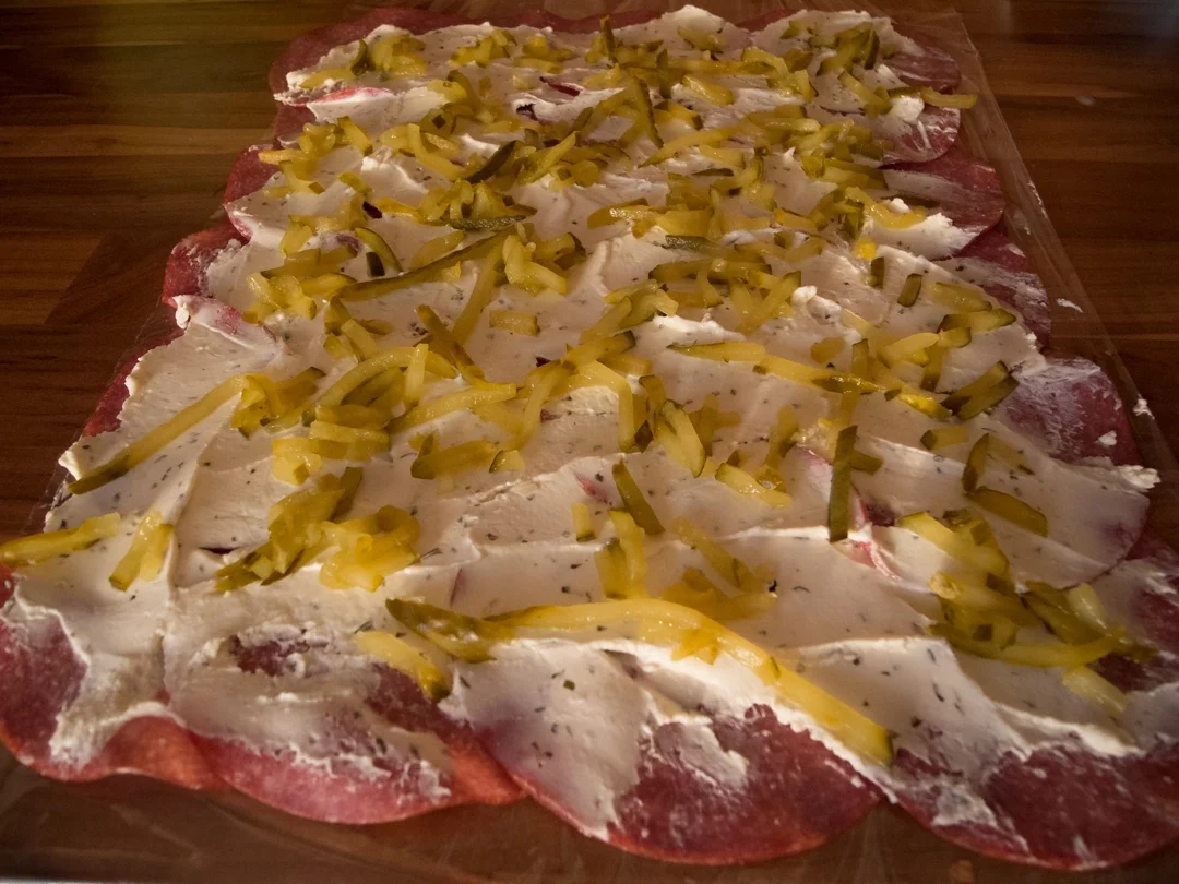 Foxys Snackbar: Salamiröllchen auf Crackern - Rezept - Bild Nr. 658