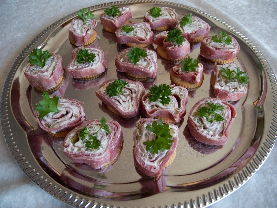 Foxys Snackbar: Salamiröllchen auf Crackern - Rezept - Bild Nr. 658