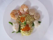 Pasta in Safran-Orangen-Soße mit Jakobsmuscheln, Garnelen und Seeteufel - Rezept