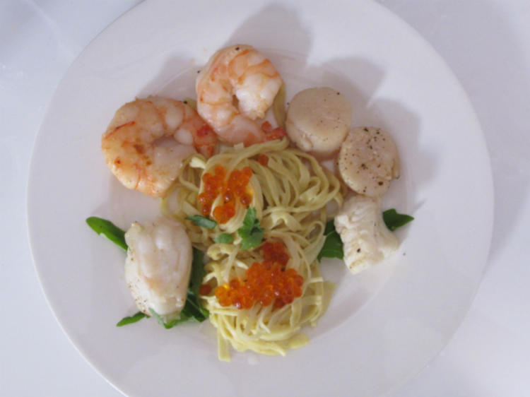 Pasta in Safran-Orangen-Soße mit Jakobsmuscheln, Garnelen und Seeteufel ...