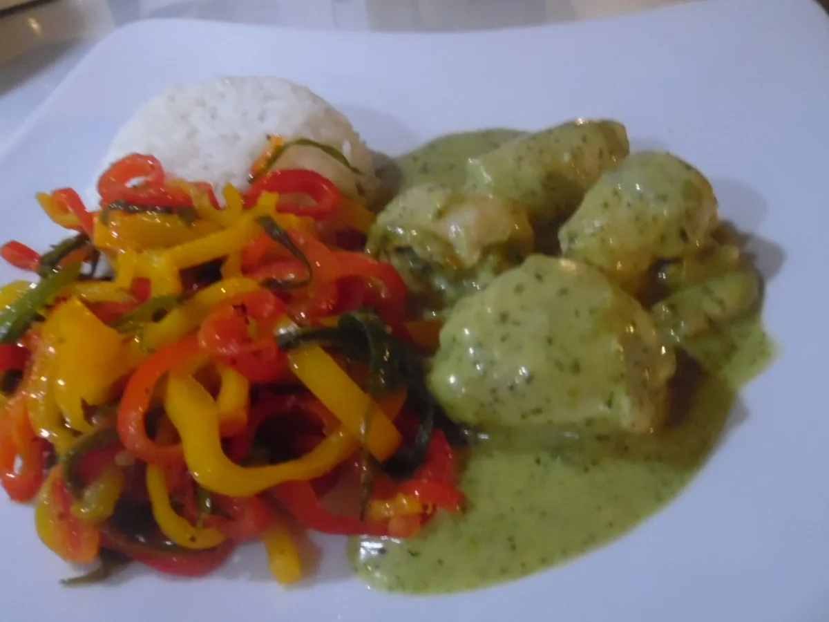 Rezept: Pochierte Hühnerbruströllchen in Pesto-Sahne-Soße Bild Nr. 681 Pochierte Hühnerbruströllchen in Pesto-Sahne-Soße - Rezept - Bild Nr. 681