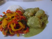 Pochierte Hühnerbruströllchen in Pesto-Sahne-Soße - Rezept - Bild Nr. 681