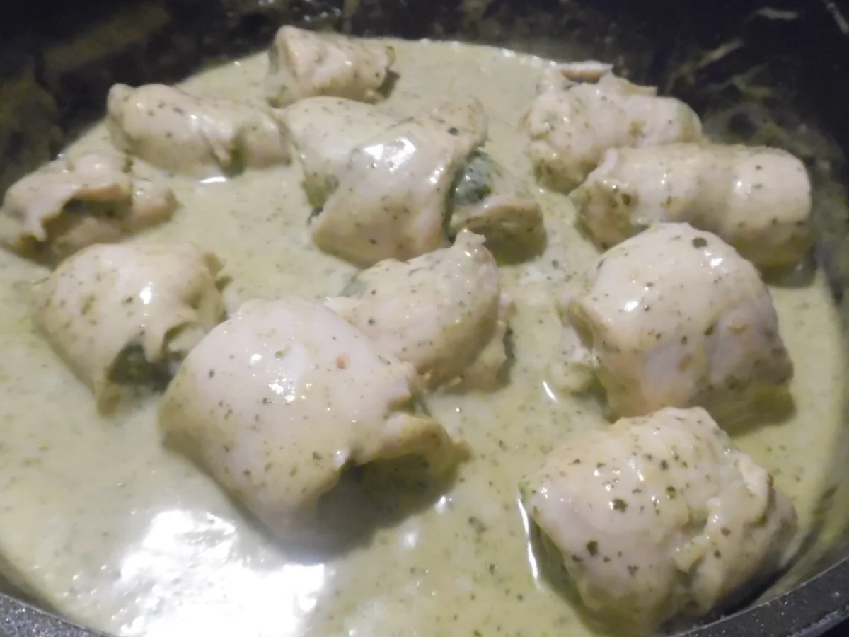 Rezept: Pochierte Hühnerbruströllchen in Pesto-Sahne-Soße Bild Nr. 682 Pochierte Hühnerbruströllchen in Pesto-Sahne-Soße - Rezept - Bild Nr. 682